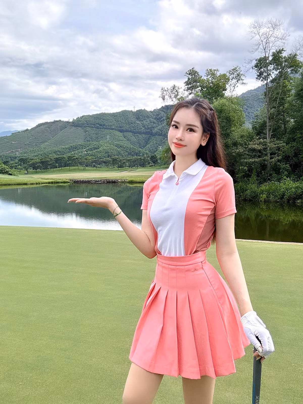 Vốn chuộng phong cách trẻ trung, người đẹp thường diện áo polo và váy tennis.