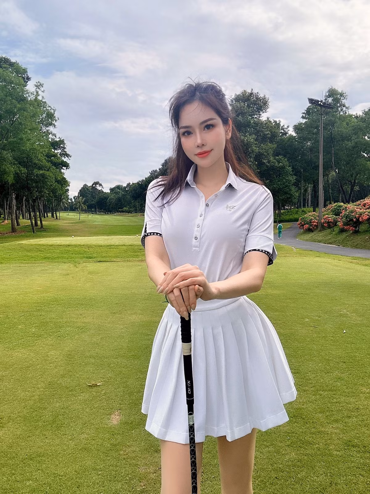 Sau thành công với “Người vợ cuối cùng” trong vai trò nhà sản xuất, Đào Lan Phương đang rục rịch cùng ê-kíp của đạo diễn Victor Vũ thực hiện dự án phim “Thám tử Kiên”. Dù bận rộn với lịch công việc, con dâu tỷ phú Hoàng Kiều vẫn tranh thủ thời gian theo đuổi môn thể thao mới – chơi golf.