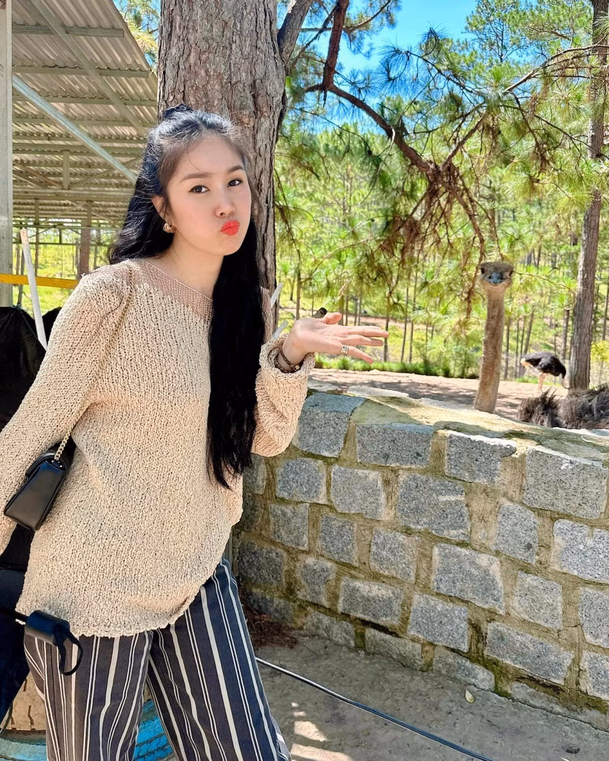Diễn viên Lê Phương tranh thủ check-in khi cùng gia đình khám phá vườn thú ở Đà Lạt.