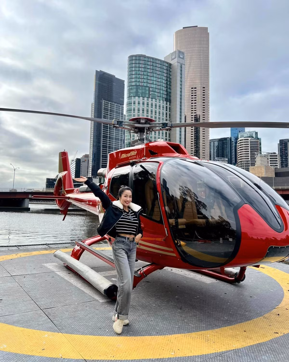 Ốc Thanh Vân khoe lần thứ hai được bay trực thăng thăm thú Melbourne, Australia từ trên cao. Nữ diễn viên cho biết sau 5 năm, cô vẫn thích thú với trải nghiệm này.