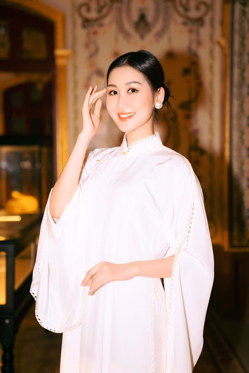 Các cuộc thi nhan sắc đã dạy Quế Anh sự tự tin, kỹ năng giao tiếp và trình diễn, giúp cô phát triển toàn diện, đối phó với áp lực, mở rộng quan hệ và thuận lợi hơn trong công việc.
