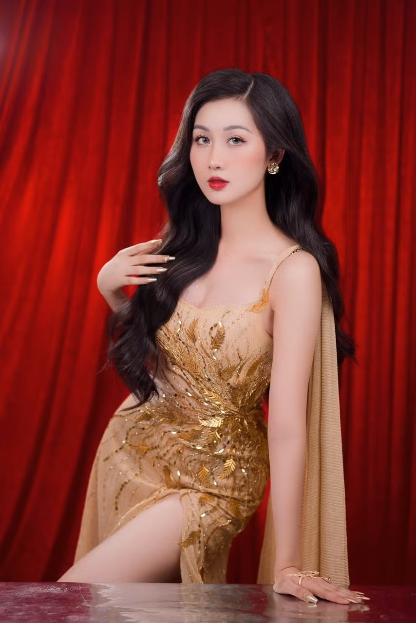 Quế Anh quản lý nhiều công việc hiệu quả bằng cách đặt mục tiêu rõ ràng và ghi chú kế hoạch hàng ngày. Cô ưu tiên nhiệm vụ quan trọng, phân bổ thời gian hợp lý để giảm áp lực. Ngoài công việc, cô tập yoga, chạy bộ, đọc sách và nghe nhạc để nâng cao sức khỏe thể chất và tinh thần.