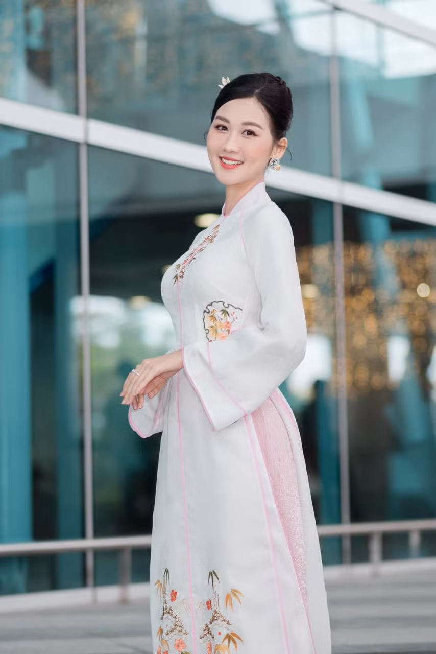 Lớn lên trong gia đình gia giáo có bố là viện trưởng viện kiểm sát và mẹ là hiệu trưởng trường cấp hai, Quế Anh được thừa hưởng nền tảng giáo dục vững chắc. Cô cho biết: “Bố mẹ dạy tôi lòng nhân ái và sự quyết tâm. Gia đình là động lực lớn giúp tôi thi hoa hậu”.