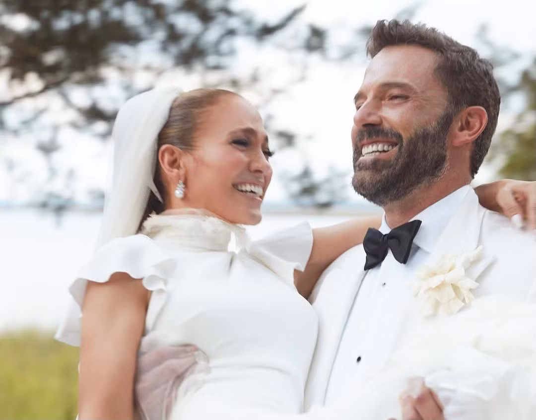 Ngày 20/8, Jennifer Lopez đã chính thức nộp đơn ly hôn Ben Affleck chỉ sau 25 tháng chính thức làm vợ chồng. Theo hồ sơ đệ trình lên tòa án Los Angeles, nữ ca sĩ 55 tuổi cho biết cô và Ben Affleck đã ly thân từ ngày 26/4/2024.