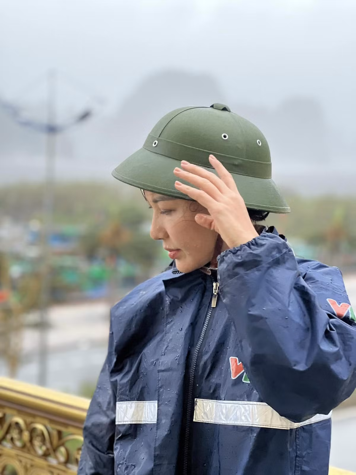 Hình ảnh Quỳnh Hoa đội mũ cối, mặc áo mưa gồng mình tác nghiệp giữa tâm bão được khán giả khen ngợi: "Hoàn thành xuất sắc nhiệm vụ rồi em ơi", "Cô phóng viên dũng cảm", "Thương và nể cô ấy", "Thương em lắm Hoa ơi, em đã làm rất tốt"...