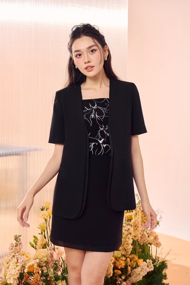 Áo blazer là thiết kế hoàn hảo dành cho các cô nàng công sở. Trang phục trẻ trung, cá tính nhưng vẫn giữ được nét lịch sự, duyên dáng. Không chỉ riêng quần short mà chân váy ngắn cũng là một lựa chọn hoàn hảo khi kết hợp cùng áo blazer để tạo nên nét đẹp thanh lịch, năng động.