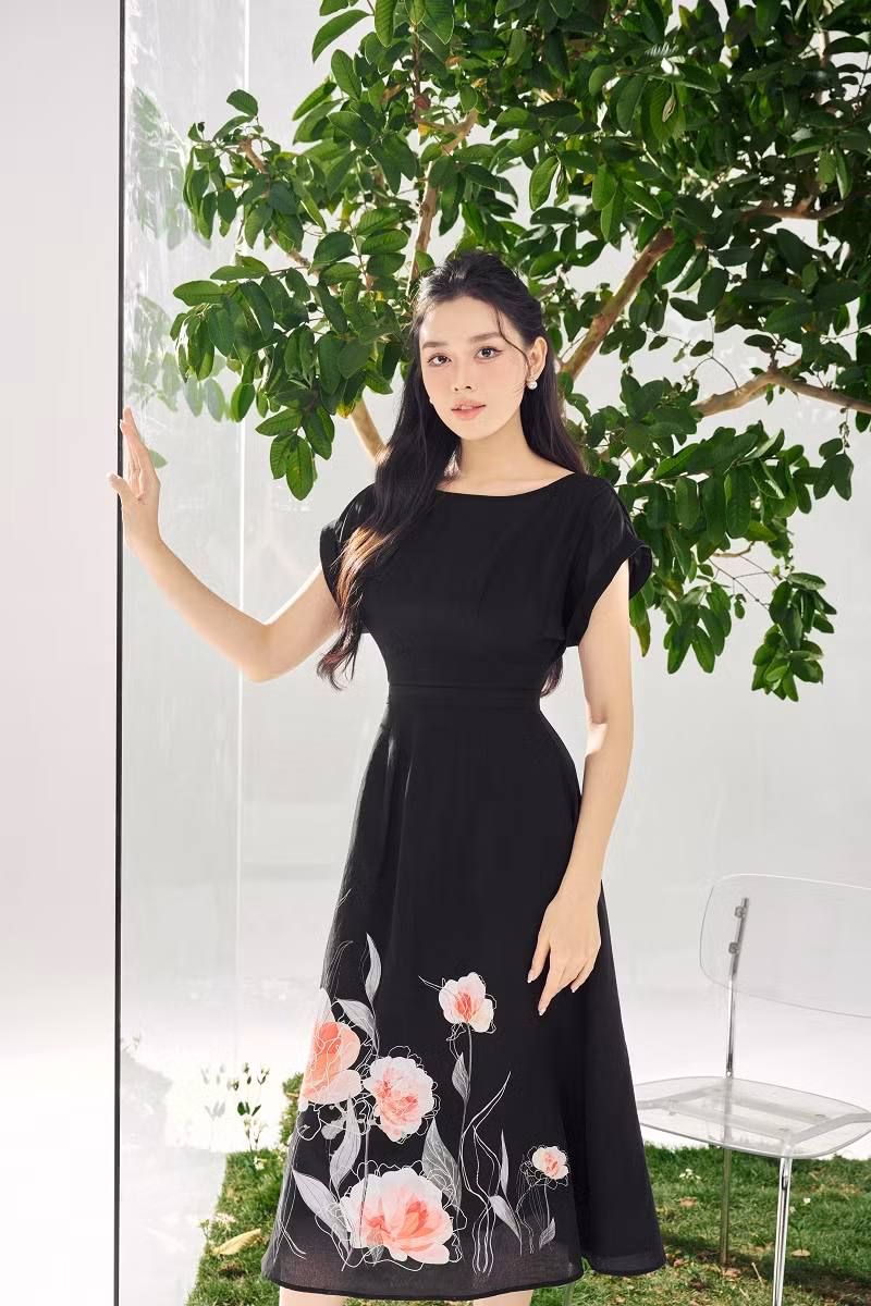 Nàng á hậu cũng thu hút mọi ánh nhìn khi diện lên mình chiếc đầm đen đầy sang trọng. Họa tiết in hoa tinh tế và nổi bật giúp cô nàng tự tin khoe sắc rực rỡ.