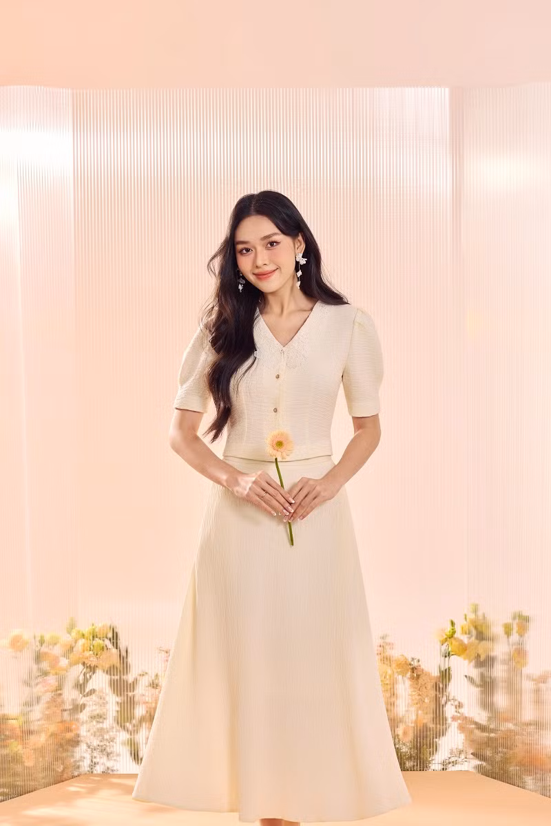 Các nàng công sở hiện đại chắc chắn không thể bỏ qua sự kết hợp hoàn hảo của áo kiểu và chân váy. Mang nét đẹp hiện đại, trẻ trung với sự tinh tế trong thiết kế, các dáng áo kiểu trở thành lựa chọn hoàn hảo cho phái nữ từ mùa xuân chuyển sang mùa hè. Không chỉ mang lại cảm giác dễ chịu, nhẹ nhàng khi mặc, mẫu áo này còn đóng vai trò như một “chiếc chìa khóa” giúp phái nữ thể hiện sự thanh lịch và duyên dáng.