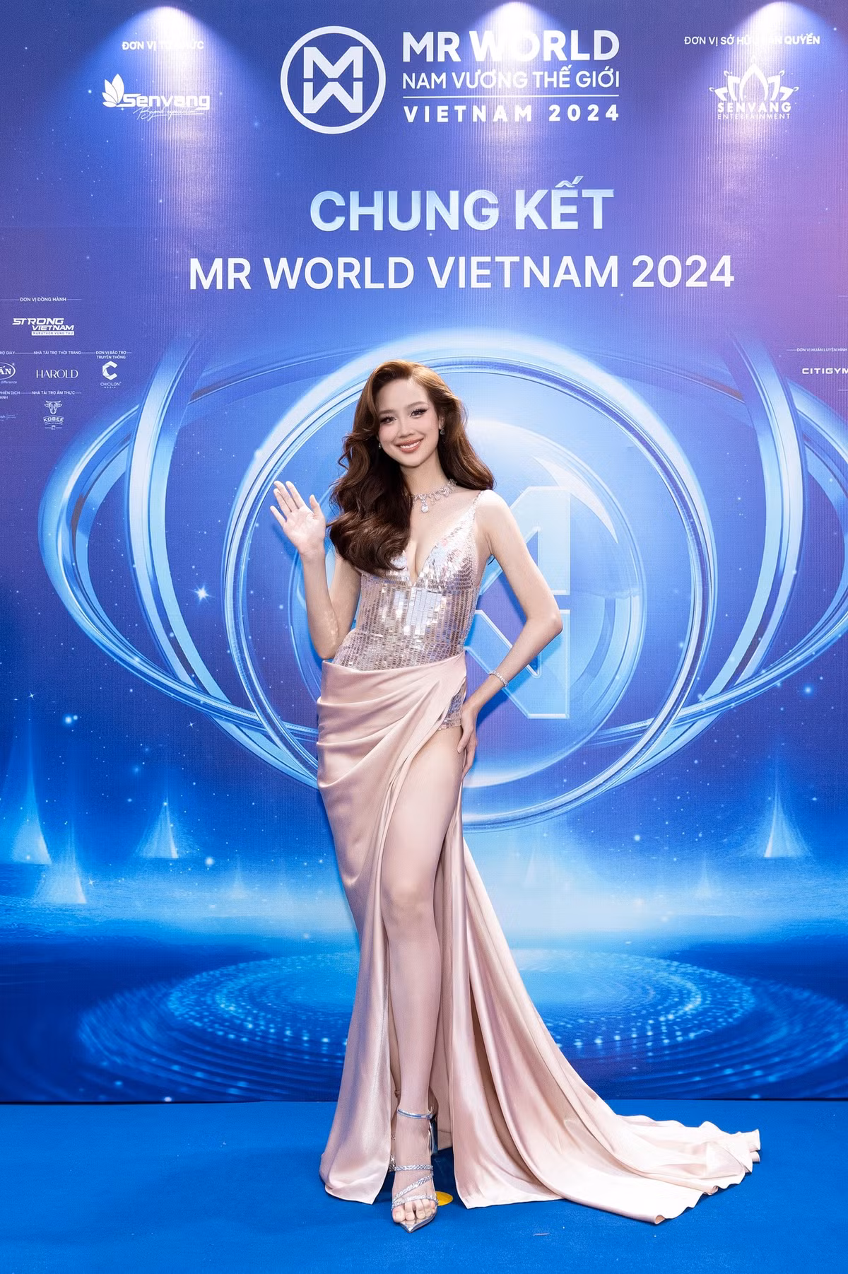 Hoa hậu Liên lục địa Lê Nguyễn Bảo Ngọc lộng lẫy trên thảm đỏ.
