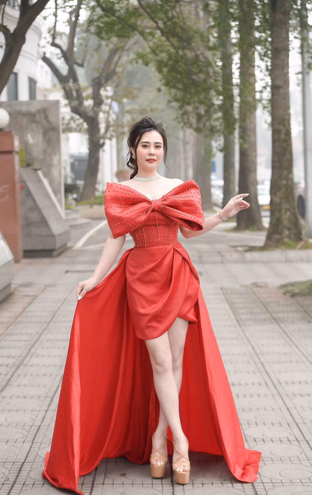 Hoa hau Phan Kim Oanh khoe qua “khung” tu Dubai dip 8/3-Hinh-4