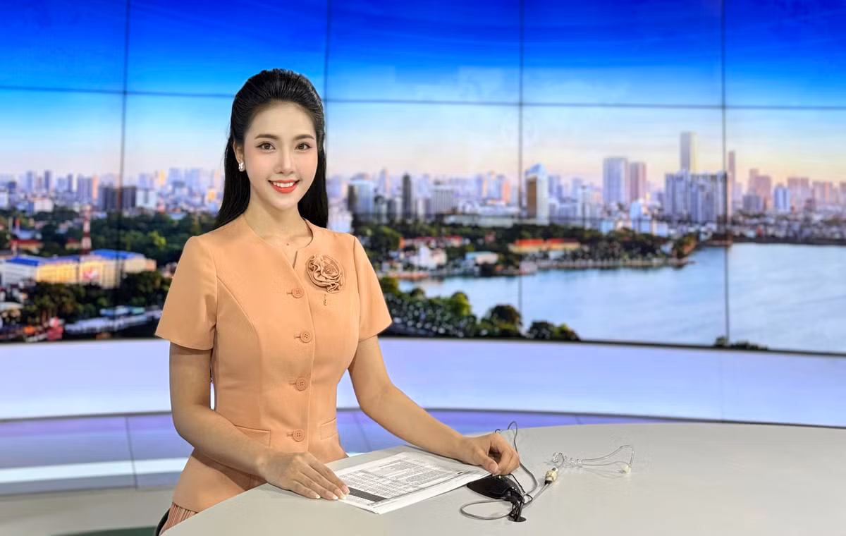 Lựa chọn gắn bó với nghề “cầm mic”, cô tự hào với công việc. Hiểu được đặc thù của nghề, Ngọc Khánh càng đặt ra yêu cầu khắt khe và nghiêm túc cho bản thân mỗi khi lên sóng.