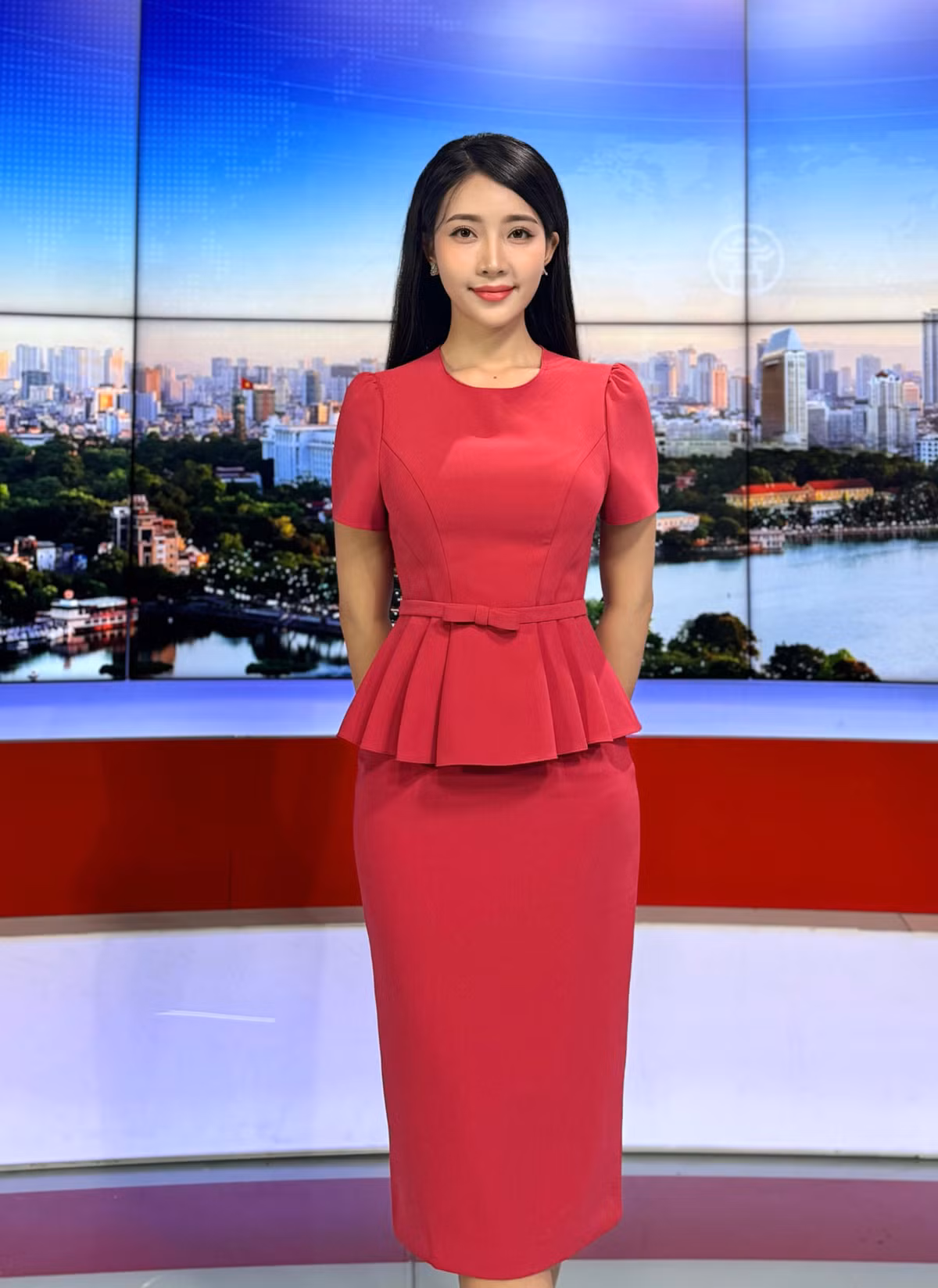Vi Thị Ngọc Khánh sinh năm 1998 tại Thanh Hóa, hiện là MC - BTV được yêu thích trong bản tin Dự báo thời tiết của Đài Hà Nội.