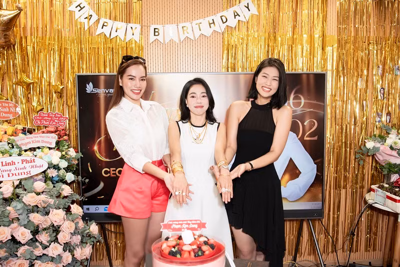 Hoa hậu Đoàn Thiên Ân cùng đạo diễn Hoàng Nhật Nam “bất lực" đứng ngoài màn trao vàng của Hoa hậu Lê Hoàng Phương.