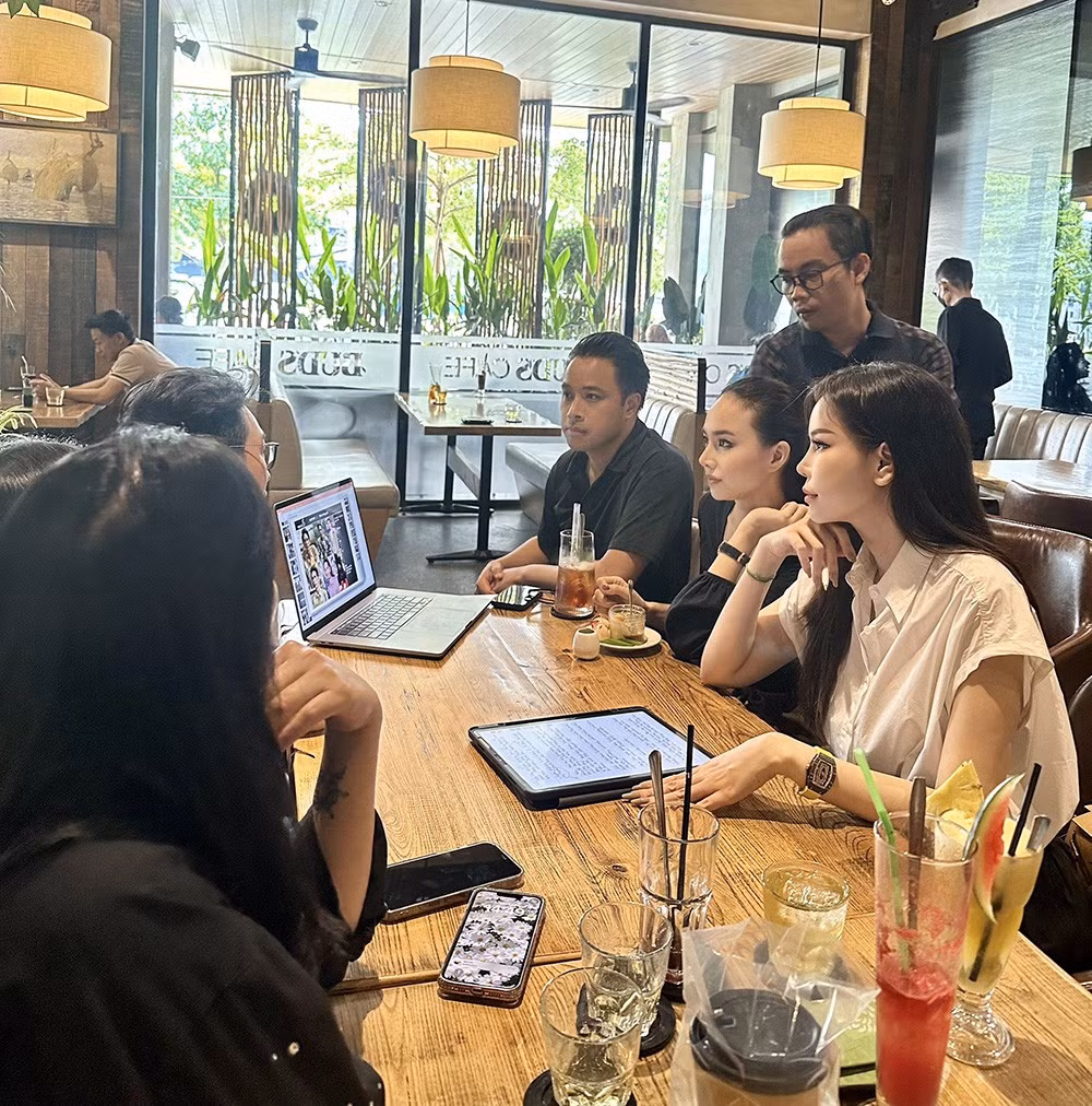 14h30: Đào Lan Phương và ê-kíp của đạo diễn Victor Vũ có buổi họp đầu tiên cho dự án phim “Thám tử Kiên”. Sau khi “Người vợ cuối cùng” gặt hái được thành công rực rỡ, năm nay con dâu tỷ phú Hoàng Kiều tiếp tục đầu tư sản xuất phim.