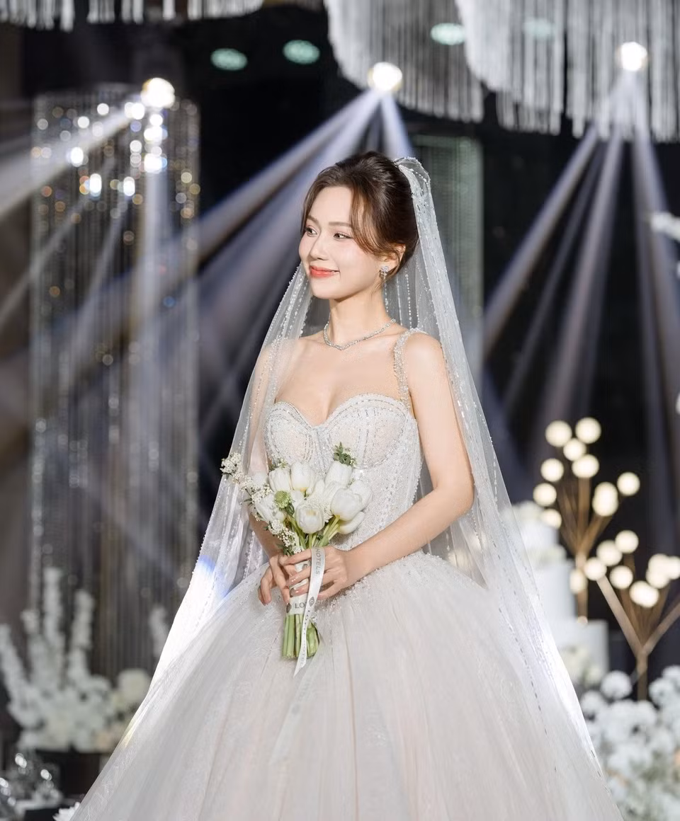 Tối 8/3, hôn lễ của diễn viên Ngọc Anh và Minh Chiến diễn ra tại Hà Nội. Không gian lễ cưới được trang hoàng lộng lẫy với nhiều hoa tươi. Cô dâu diện đầm cưới được thiết kế riêng của NTK Jennie Vũ.