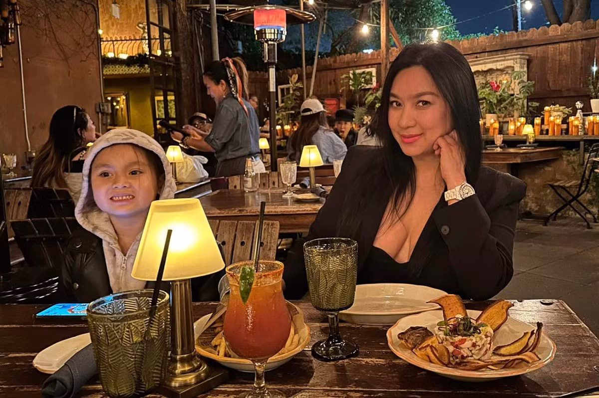 Diễn viên Y Phụng ăn tối cùng con gái.