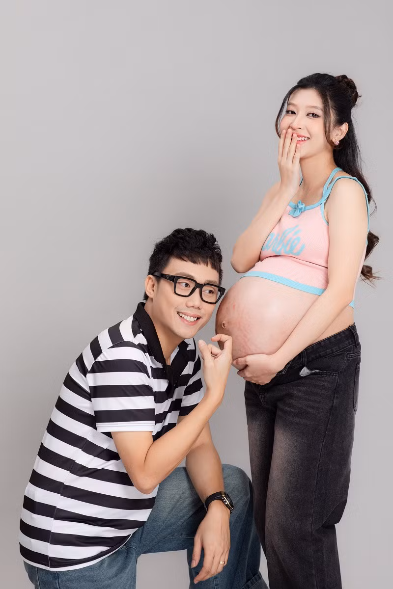 Nam diễn viên bày tỏ tính cảm của mình với bà xã. Anh chính là người chủ động rủ Kim Chi thực hiện bộ ảnh, khoe luôn những vết rạn trên bụng vợ. Với anh, đó là minh chứng cho sự vất vả của người phụ nữ trong suốt quá trình mang thai. Lúc nào anh cũng ở cạnh động viên, chăm sóc và tạo mọi điều kiện tốt nhất để bà xã an tâm.