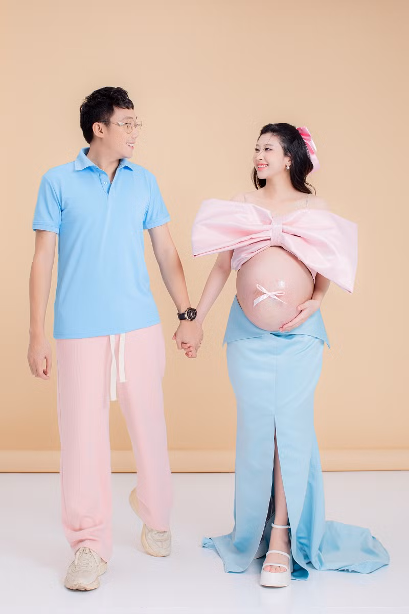 Trước đó, tháng 5/2023, Gino Tống – Kim Chi chính thức tổ chức lễ ăn hỏi tại Bến Tre với sự chứng kiến của đồng nghiệp và hai bên gia đình. Đây là cái kết viên mãn cho mối tình 7 năm đi qua hơn 200 tập của series “Phim cấp 3 - Học đường nổi loạn”.