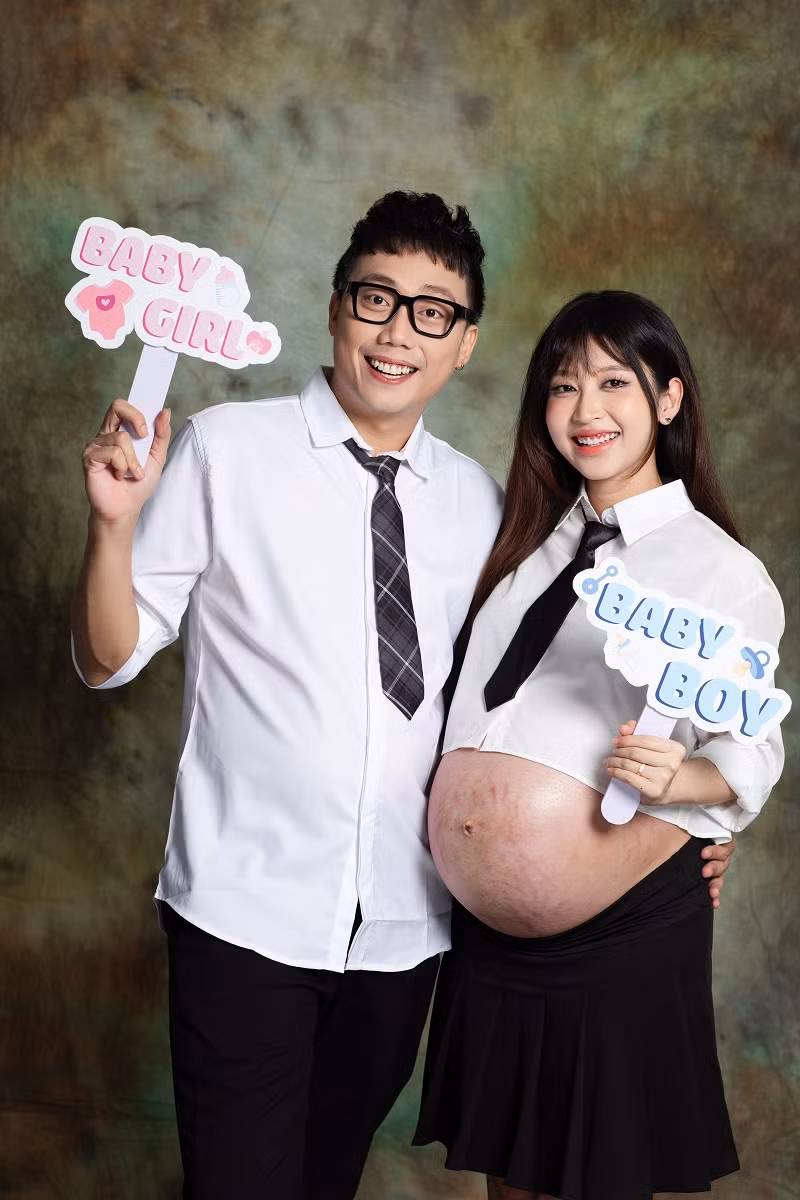 Gino Tống chia sẻ: “Vậy là hành trình yêu nhau 7 năm nay của tụi mình đã có thêm một cột mốc mới. Mình thực sự cảm ơn vợ vì đã vất vả mang bầu, chịu đựng ốm nghén mà lúc nào Chi cũng vui vẻ, lạc quan, còn livestream làm việc hằng ngày không chịu nghỉ. Tụi mình đang chờ con ra đời và 3 năm nữa con sẽ cùng bước vào lễ đường ăn cưới ba mẹ”.
