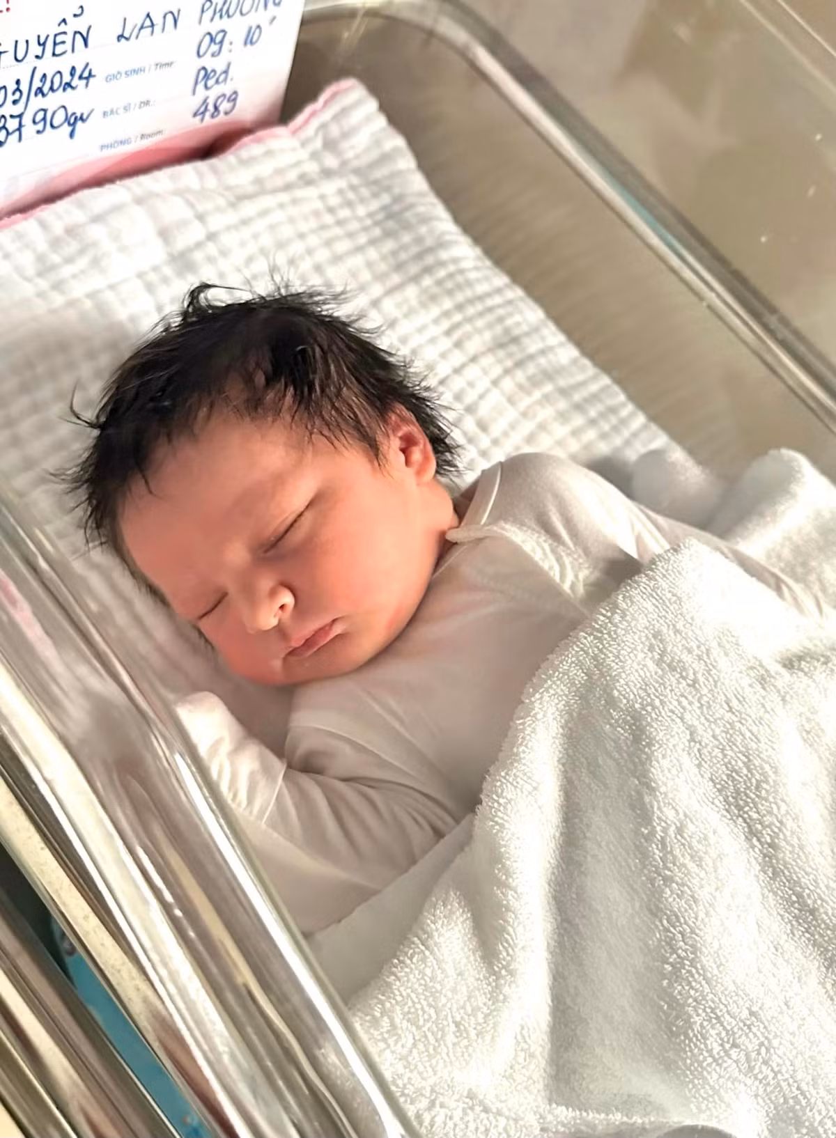 Nữ diễn viên chia sẻ: "Con gái bé bỏng của mẹ và daddy ra đời. Con là Mia Mai Duffy, xin chào thế giới! Hiện mẹ Phương đang rất vất vả xoay xở với cơn đau sau sinh mổ lần 2, cộng thêm việc cố gắng tập và cho bé bú mẹ hoàn toàn, nhưng chỉ cần nhìn thấy con, ôm con trong tay là bao vất vả, đau đớn lại như vô nghĩa hết. Mia - tia nắng ấm áp và ngọt ngào của gia đình. Cảm ơn cuộc đời đã đưa con đến bên mẹ".