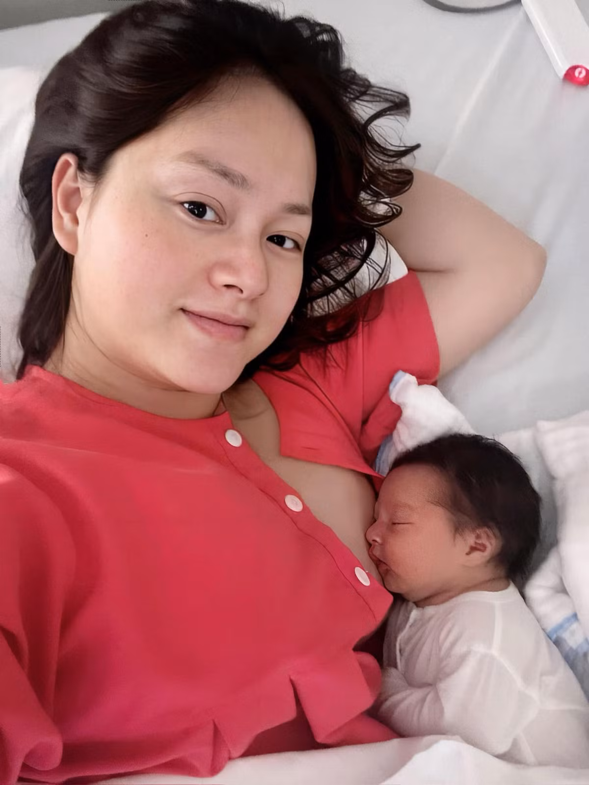 Vài ngày sau khi sinh diễn viên Lan Phương đã lộ diện. Trên trang cá nhân, nữ diễn viên khoe ảnh hạnh phúc bên thiên thần nhỏ.