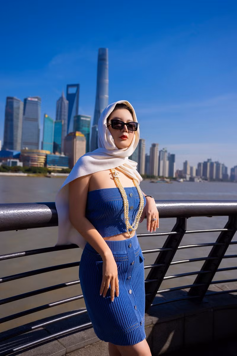 Diện set đồ hiệu thời thượng, giọng ca Hát văn quan Hoàng Mười thể hiện phong cách thanh lịch, sành điệu, nhưng không kém phần tự nhiên.