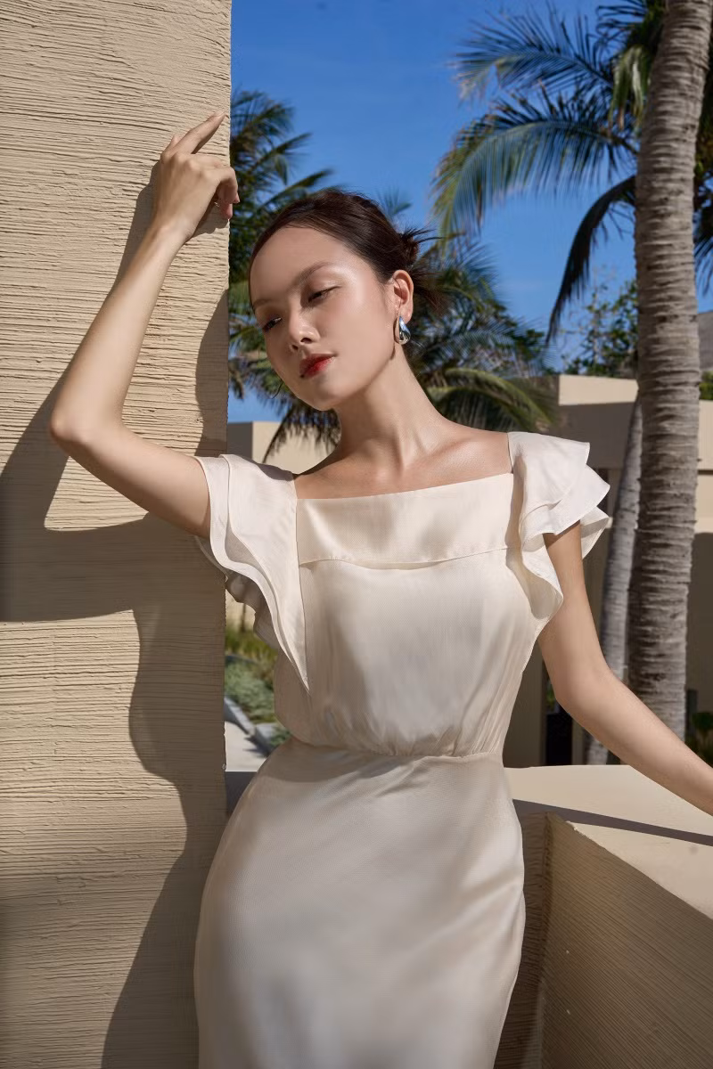 Không chỉ dành cho những buổi dạo chơi thăm thú, đầm cổ vuông cũng có thể phối hợp đa dạng để tạo ra những trang phục thú vị cho mọi tình huống. Từ việc kết hợp với sandals và túi xách nhỏ cho những buổi gặp gỡ bạn bè đến việc phối cùng với giày cao gót và phụ kiện lấp lánh cho những bữa tiệc sang trọng, đầm cổ vuông là sự lựa chọn linh hoạt và đa dạng cho mọi cơ hội.