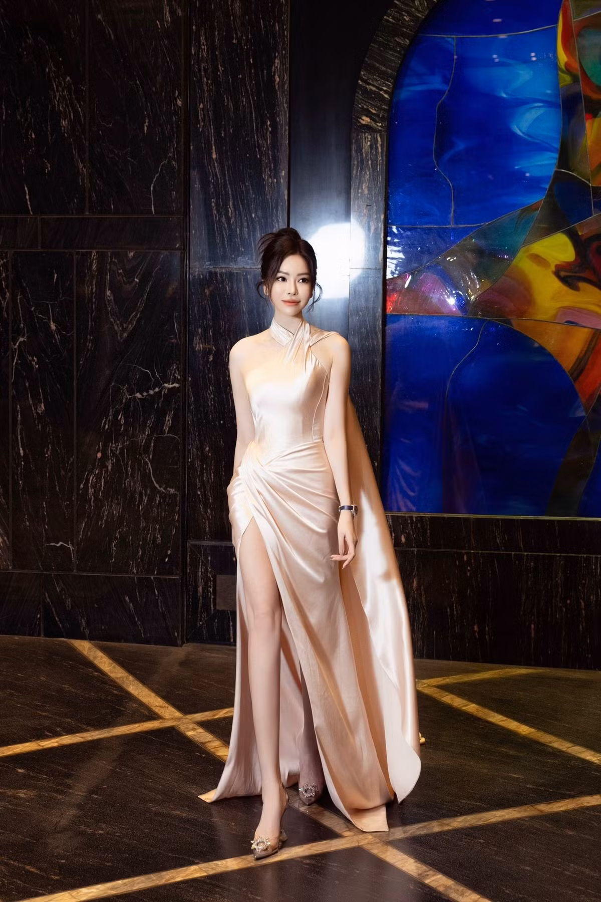 Cựu siêu mẫu diện một mẫu đầm dạ hội màu nude sang trọng với điểm nhấn ở phần cổ váy cách điệu, làm toát lên vẻ nữ thần. Thêm vào đó, thiết kế ôm sát body và xẻ cao giúp Đào Lan Phương khoe trọn vóc dáng gợi cảm cùng đôi chân dài miên man.