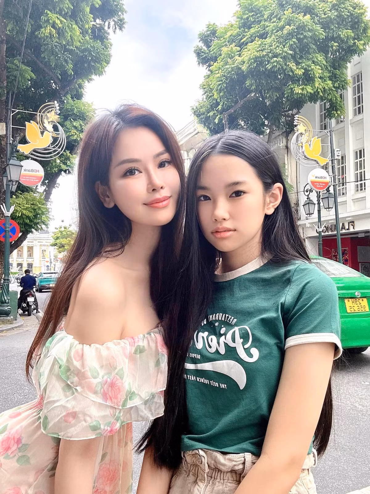 "Nhân dịp nghỉ hè, vợ chồng tôi lên kế hoạch cho các con về Việt Nam thăm quê hương, kết hợp đi du lịch Nhật Bản và Hàn Quốc. Trong thời gian 2 tháng, cả nhà đã có khoảng thời gian tuyệt vời bên nhau, cùng thăm thú nhiều địa danh nổi tiếng", Đào Lan Phương chia sẻ.