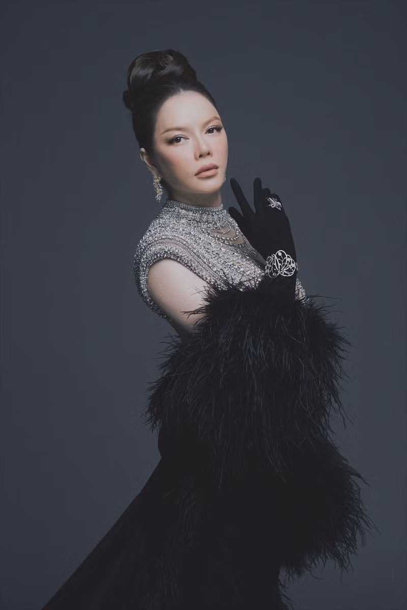 Để hình ảnh thêm ấn tượng, Lý Nhã Kỳ kết hợp cùng áo khoác choàng lông vũ bên ngoài và kiểu tóc búi cao khoe vẻ thanh lịch.