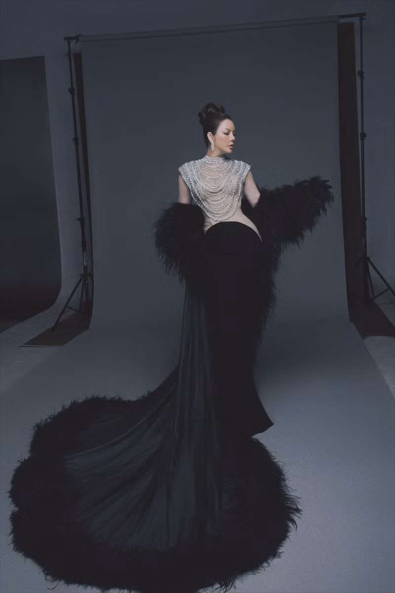 Tất bật với công việc kinh doanh song mỗi khi xuất hiện trước công chúng, Lý Nhã Kỳ luôn cho thấy sự chỉn chu, biến hóa về cách ăn mặc. Tùy theo từng sự kiện mà cô lựa chọn phong cách thời trang cho phù hợp.