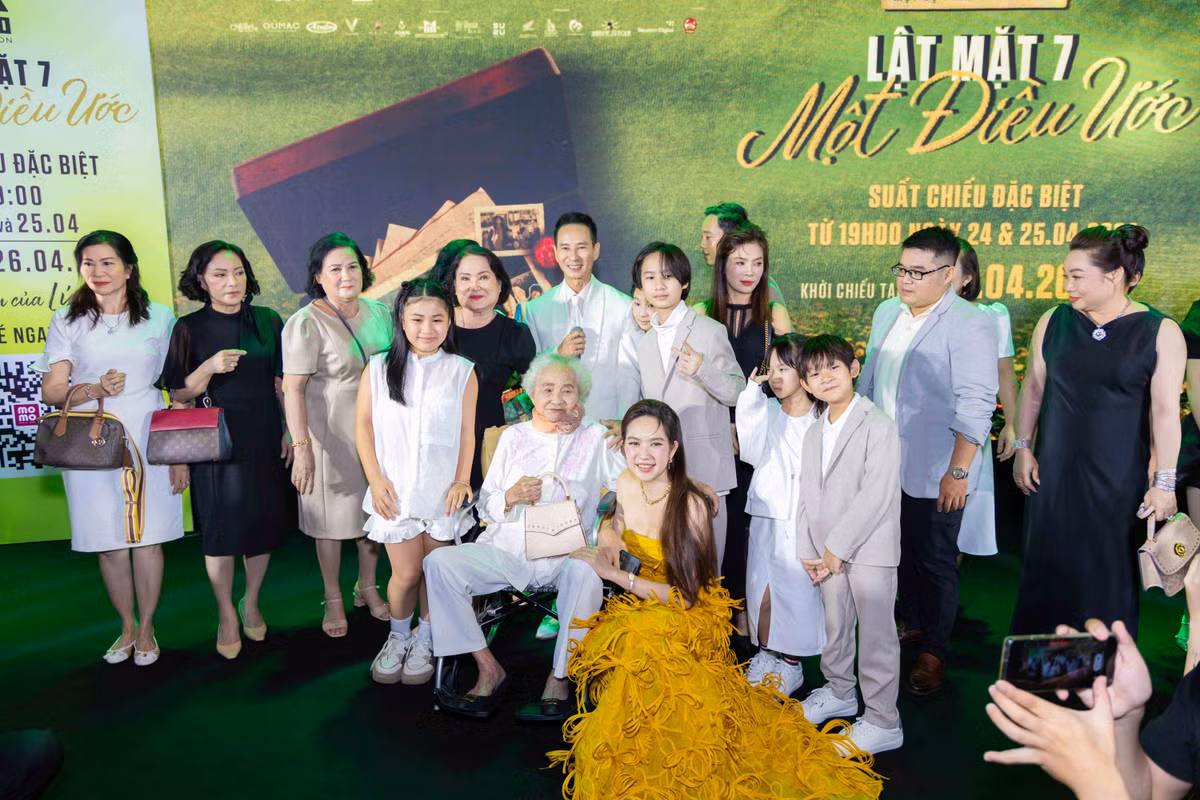 Ở tuổi 99, mẹ của Lý Hải cùng đại gia đình lên sân khấu để ủng hộ nam đạo diễn ra mắt một bộ phim cảm xúc và ý nghĩa về gia đình.