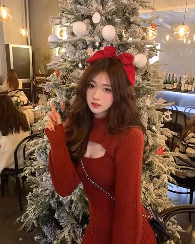 Khi được hỏi bí kíp giữ dáng, hot girl cho biết, cô nàng chơi thể thao nhiều, ăn uống cũng nhiều nhưng đều là đồ ăn lành mạnh, ít calo lại đủ chất.