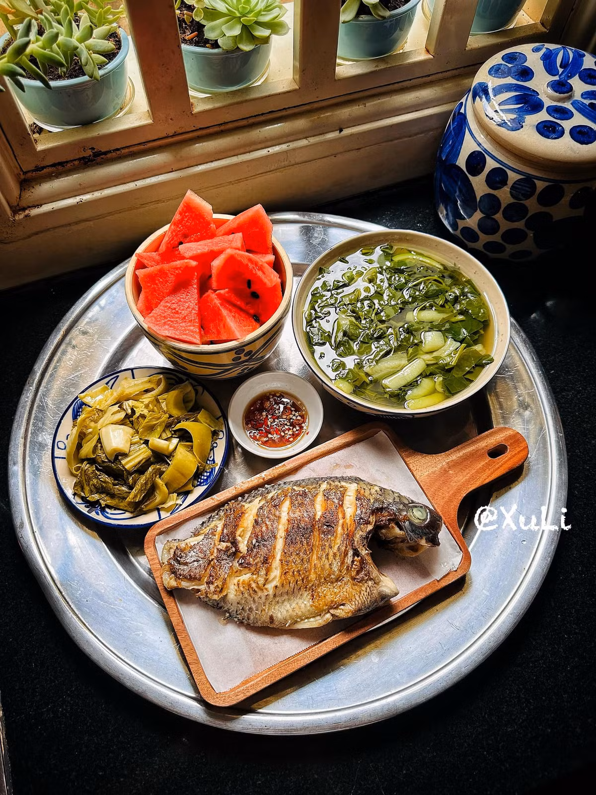 - Cá rô phi 500gr: 15 nghìn - Dưa cải muối chua: 5 nghìn - Canh mồng tơi nấu mướp: 10 nghìn