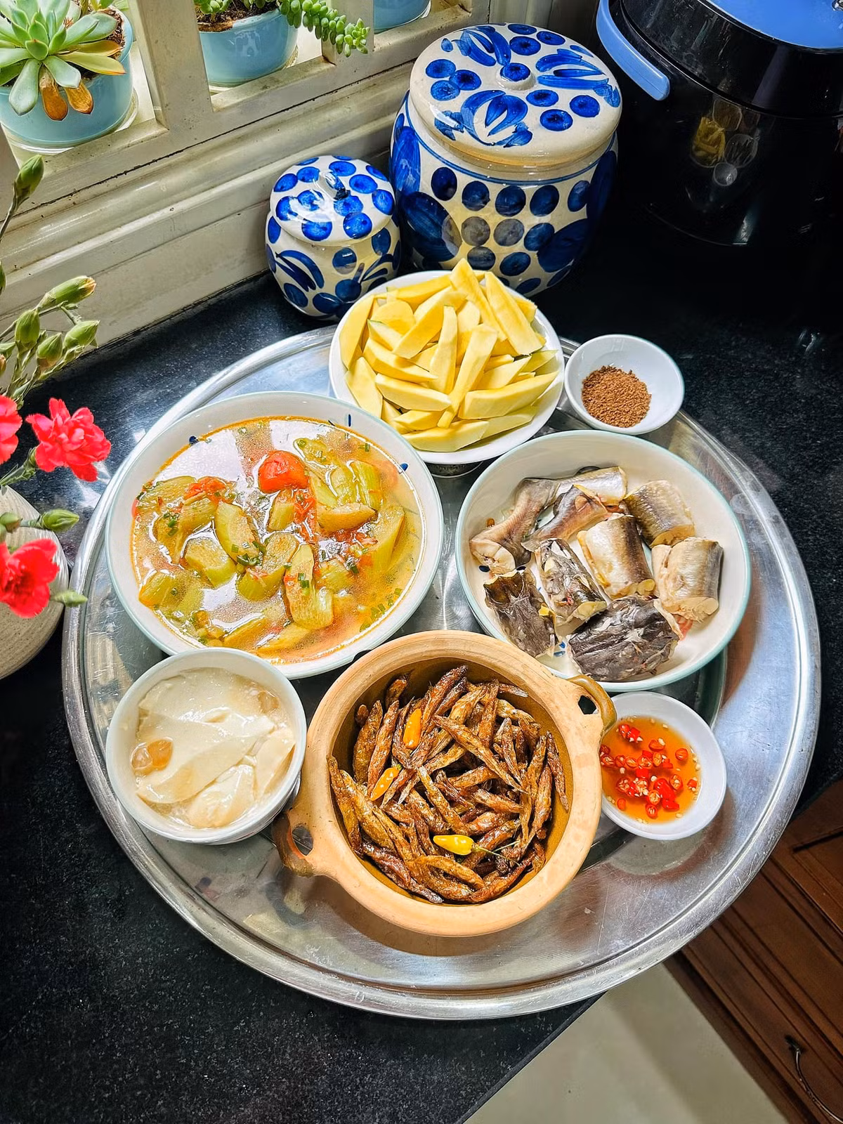 Một số mâm cơm hằng ngày mà chị Liên đã nấu: - Cá bống cơm kho khô 200gr: 20 nghìn - Canh chua cá lăng: 50 nghìn - Cà chua, bạc hà: 10 nghìn