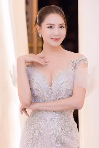 Nữ diễn viên sinh năm 1983 gây chú ý mỗi khi xuất hiện tại các sự kiện nhờ vẻ đẹp từ khuôn mặt tới hình thể.