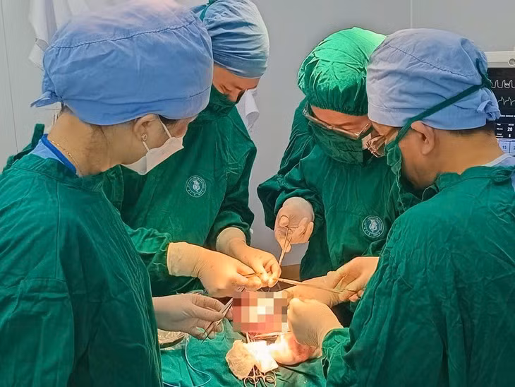 Cứu sống bé trai 8 tháng tuổi bị ngã chấn thương sọ não Cuu song be trai 8 thang tuoi bi nga chan thuong so nao