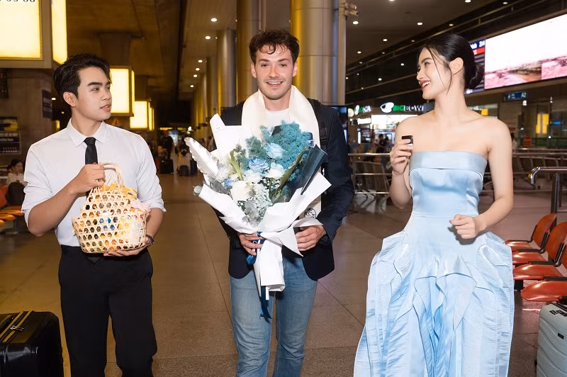 Y Nhi ra san bay don duong kim Mr World 2019 den Viet Nam
