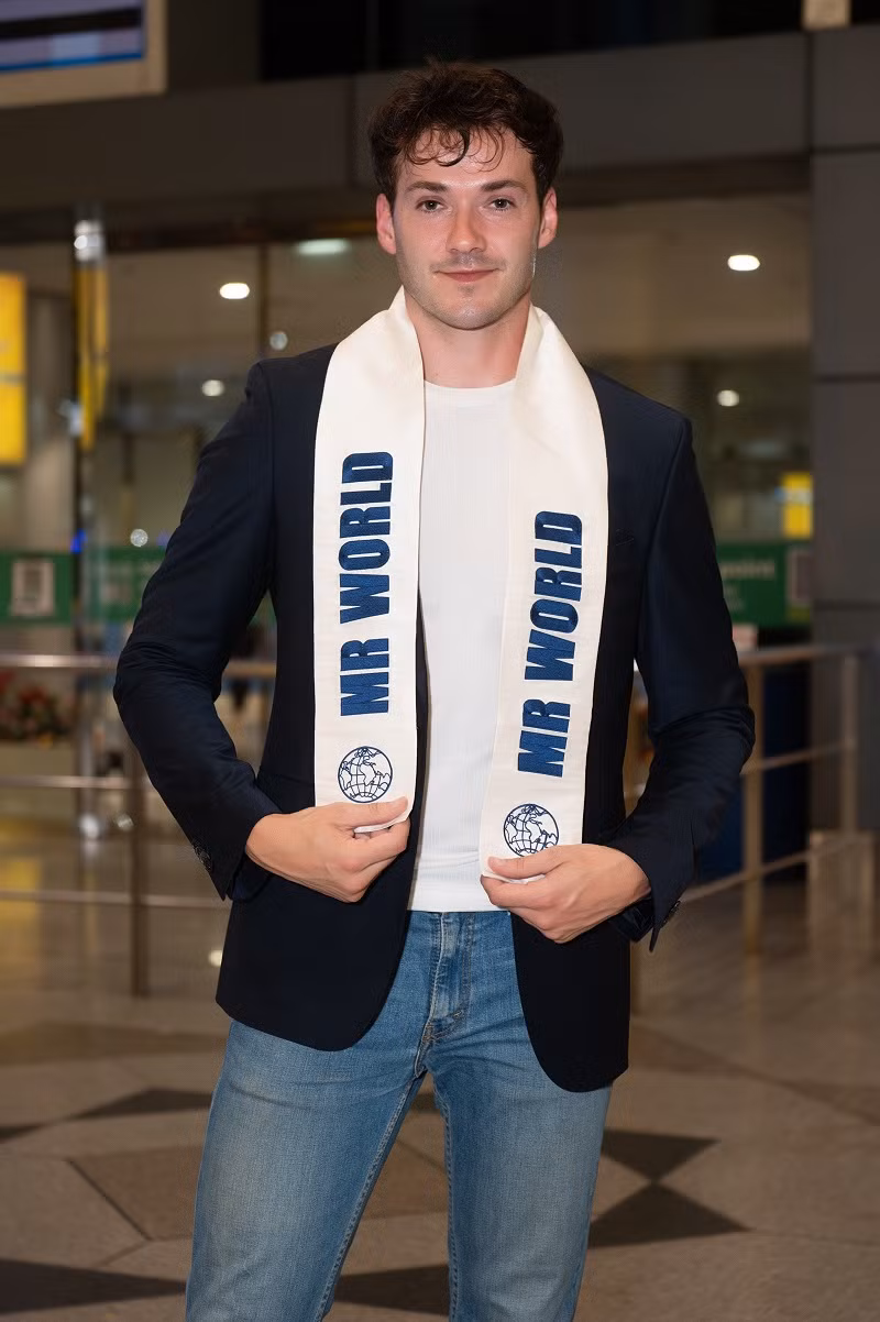 Mr World 2019 đã nói “Cảm ơn”, “Xin chào” bằng tiếng Việt khi nhận được món quà của người đẹp.