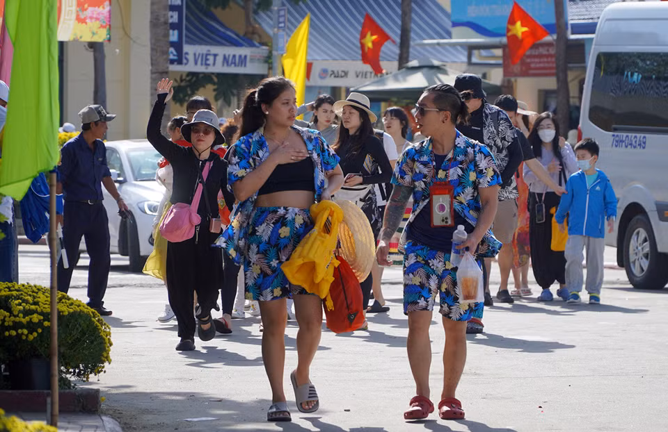 Các du khách cho biết, năm nay Tết Nguyên đán có kỳ nghỉ dài nên tranh thủ đi Nha Trang - Khánh Hòa để trải nghiệm các sản phẩm du lịch đặc sắc tại địa phương.