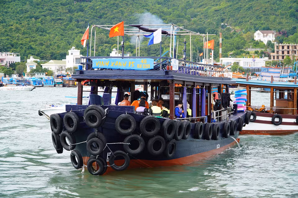 Từ bến tàu du lịch Nha Trang, các du khách sẽ di chuyển bằng tàu cao tốc hoặc tàu gỗ để đi các điểm lặn biển, tham quan các đảo Hòn Mun, Hòn Tằm, Vịnh San hô...