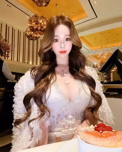 Cô nàng có phong cách vừa gợi cảm vừa tiểu thư, sang chảnh. Có lẽ chính phong cách này đã khiến Seo Yoo A thu hút hơn.