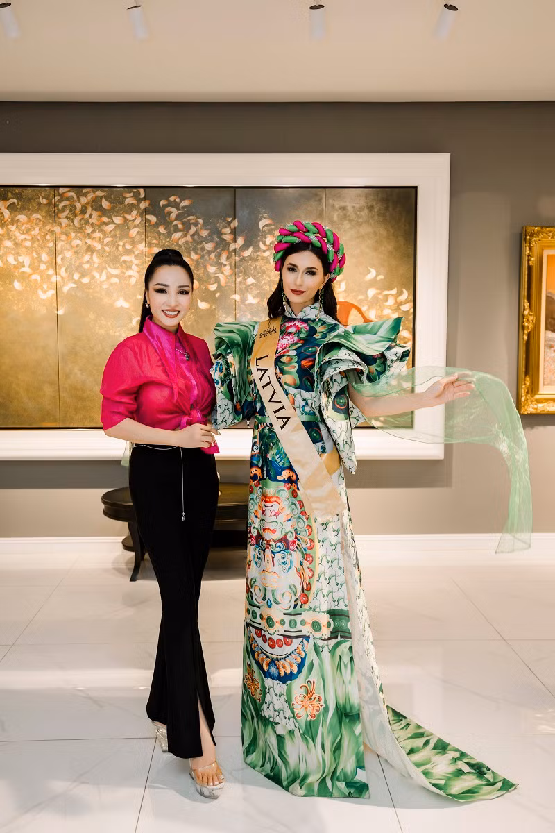 NTK Châu Loan chia sẻ, chị rất vui trước nhận xét của những người đẹp đến từ nhiều quốc gia trên thế giới.