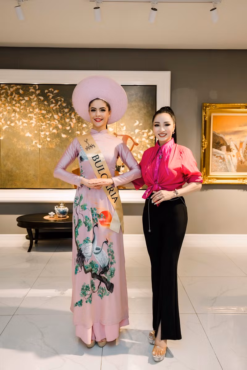 Các thí sinh dành những lời khen rằng trang phục truyền thống của Việt Nam rất đẹp, thoải mái, quyền lực…