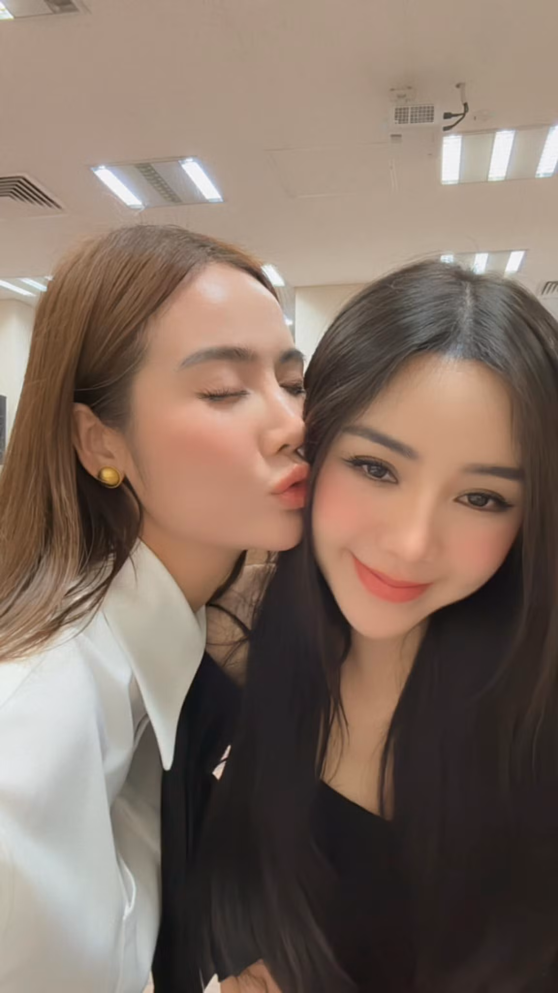 Huyền Lizzie hôn Quỳnh Kool ở hậu trường. Dù chênh nhau 5 tuổi và lần đầu kết hợp trên phim nhưng hai diễn viên vào vai cặp bạn thân rất ăn ý.