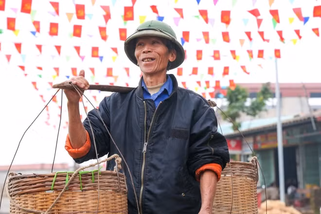 Ông Hà Công Xuân (70 tuổi) đã có hơn 30 năm trong nghề nuôi cá cho biết năm nay cá đẹp tuy nhiên sản lượng lại ít hơn năm ngoái. "Thời tiết năm nay rất ủng hộ người nuôi cá, nhiều gia đình trong thông thu hoạch được vài tạ đến cả tấn cá," ông Xuân cho biết. (Ảnh: Minh Sơn/Vietnam+)