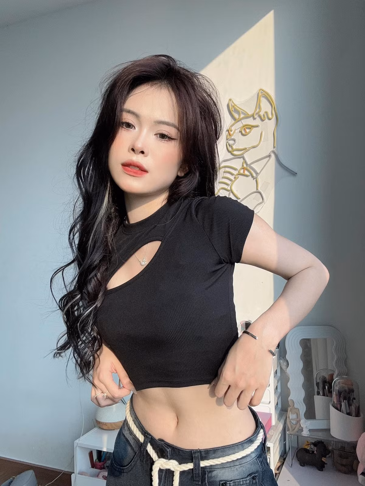 Ngân Hà chia sẻ rằng cô luôn tự ti về ngoại hình của mình, đặc biệt là chiếc mũi to và đôi mắt một mí. Sau khi quyết định "dao kéo", Ngân Hà cảm thấy tự tin hơn rất nhiều và yêu đời hơn.
