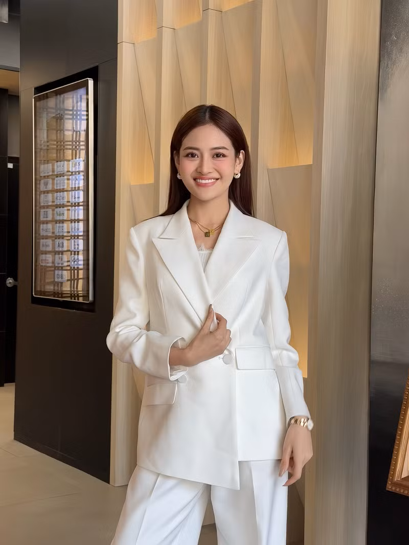 Không chỉ tính cách nhân vật được yêu mến, Thùy Anh cũng nhận nhiều lời khen cho visual trong Chúng ta của 8 năm sau. Ngay cả người nhà, bạn bè cũng nhắn tin khen cô lên hình đẹp, ăn mặc sành điệu. Nữ diễn viên bật mí đến hiện tại, số trang phục cô đầu tư cho vai diễn đã lên đến hơn 40 bộ. Mỗi phân cảnh, cô lên đồ một kiểu, không muốn mình trùng lặp để phù hợp vai diễn con gái nhà tài phiệt. Cô cũng muốn gợi ý cho hội chị em công sở những phong cách không quá gò bó nhưng vẫn kín đáo.