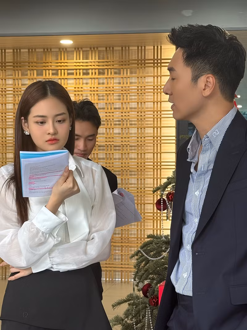 Đối với người đẹp sinh năm 1995, vai diễn này là một trải nghiệm đầy tươi mới, bởi ngoài đời, cô chưa từng có kinh nghiệm theo đuổi ai. Thùy Anh kể: “Ngày xưa, tôi từng có vài crush, muốn tán người ta lắm nhưng không dám vì sợ bị từ chối. Vào Chúng ta của 8 năm sau, tôi được trở thành cô gái có gia cảnh và học thức tốt, được quyền tự tin cưa cẩm người khác”.