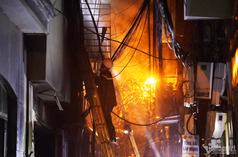 Vu chay chung cu mini o Ha Noi: Khoi to 6 cuu can bo
